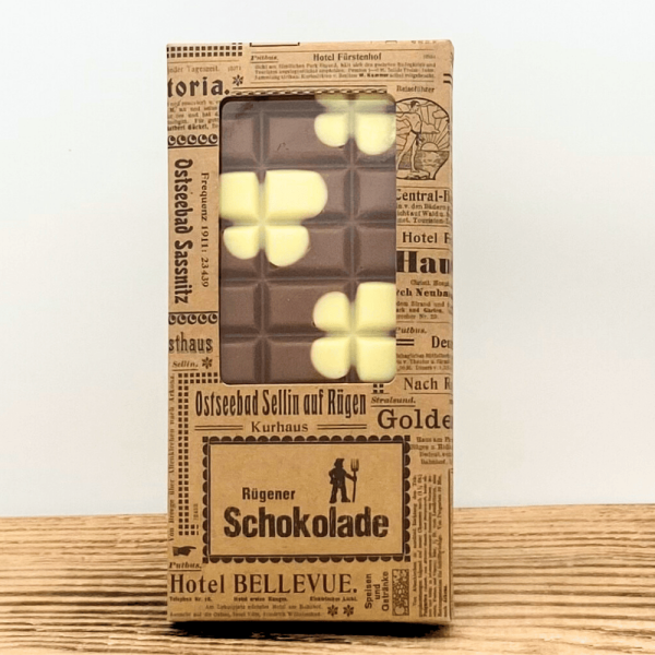 Vollmilchschokolade mit einem Blumenmuster aus weißer Schokolade
